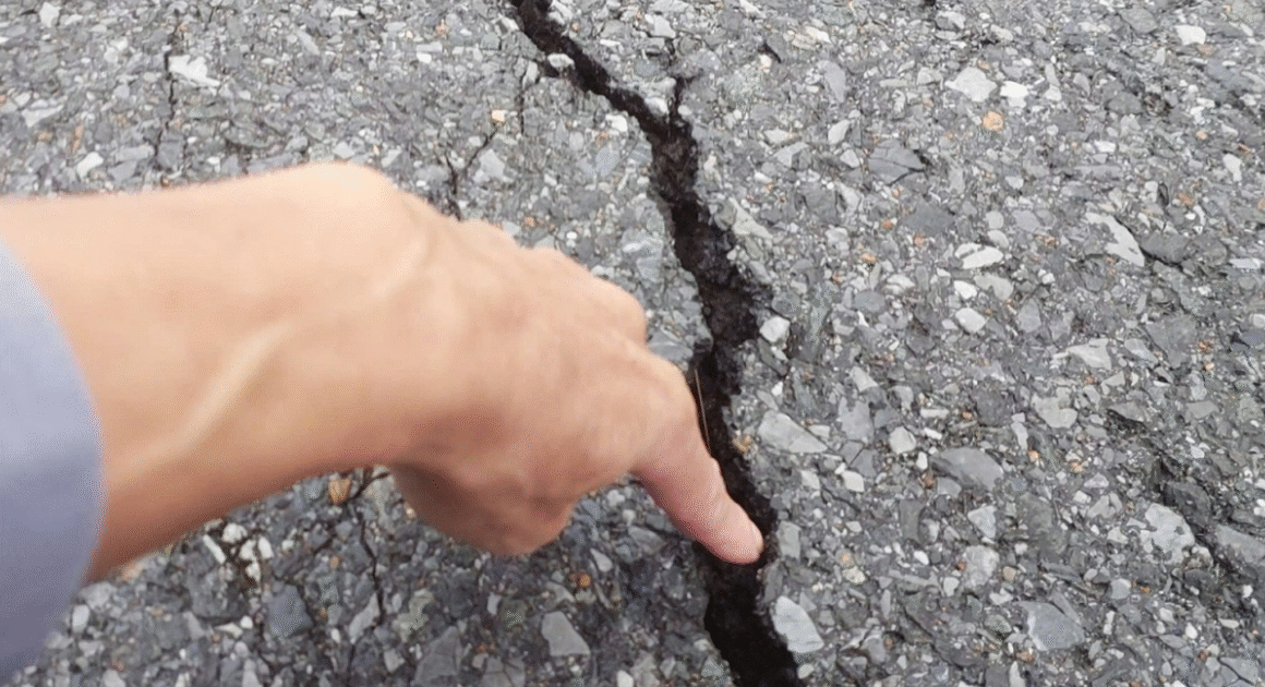 DẤU HIỆU BẤT THƯỜNG TRÊN ĐƯỜNG QL1 GẦN ĐÈO NẰNG: NGUY CƠ ĐỔI THAY CHƯA TỈNH, GIUN ĐẤT CHẾT ĐỘT NGỘT!