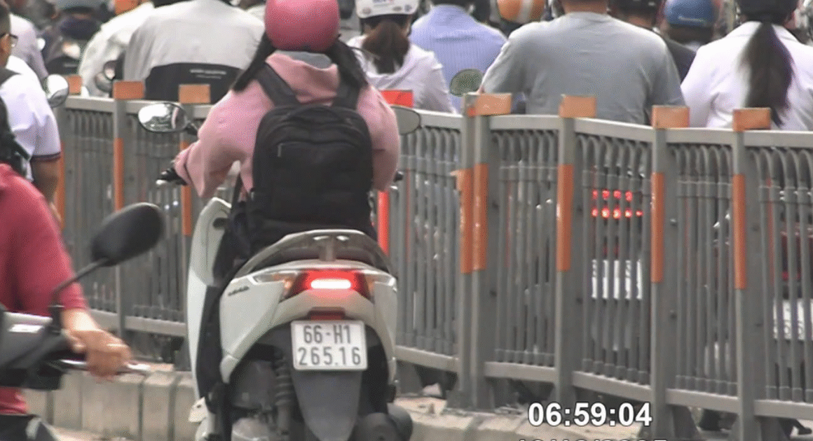 CHỈ TRONG 4 PHÚT, HÀNG CHỤC XE MÁY ĐI NGƯỢC CHIỀU BỊ PHẠT NẶNG, CÓ KẺ SA MẠCH BỊ PHẠT 5 TRIỆU ĐỒNG!