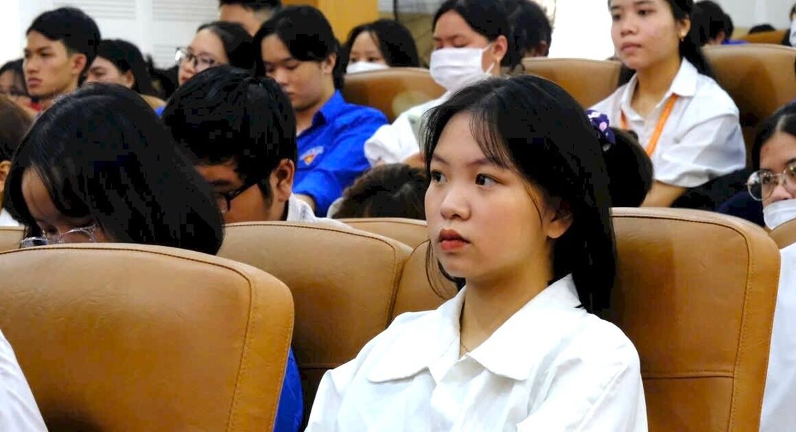 ĐH TP.HCM BẬT CHIỀU MỞ RA TƯƠNG LAI VỚI CHIẾN LƯỢC ĐẠI HOA NGÔN NGỮ TIẾNG ANH ĐẾN 2045