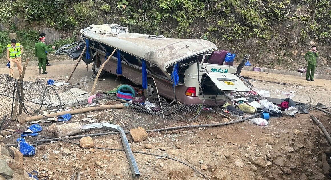 NGUYÊN NHÂN CHO VỤ XE CHUYỂN ĐOÀN TỪ THIỆN BỊ LẬT Ở PHÌNH HỒ KHIẾN 18 NGƯỜI THƯƠNG VƯỢT MỨC DỰ KIẾN!