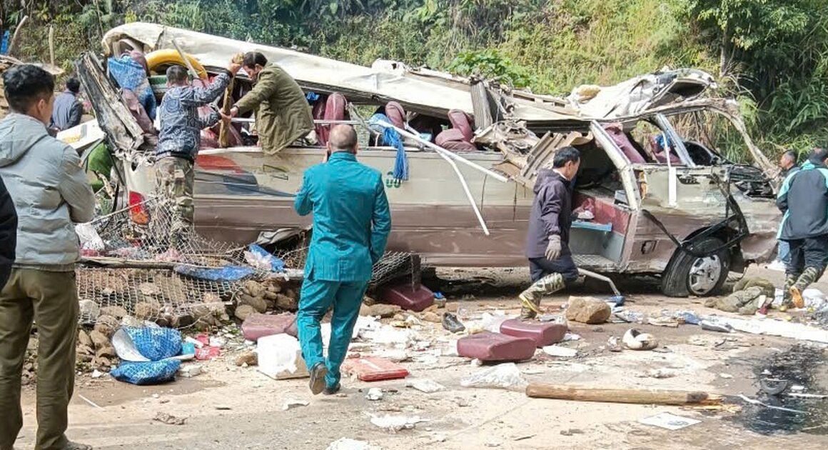 VỤ TAI NẠN LIẾN ĐẾN CẢM XÚC, KHI XE KHÁCH CHỞ ĐOÀN TỪ THIỆN BỊ LẬT NGỬA SAU VA CHẠM HỘ LAN.