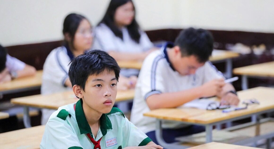 BỨC TRANH TUYỂN SINH LỚP 10: KẺ CẠNH TRANH KHỐC LIỆT VỚI BẠN TRÚNG THUẬN VỚI ĐIỂM THI RẤT THẤP!