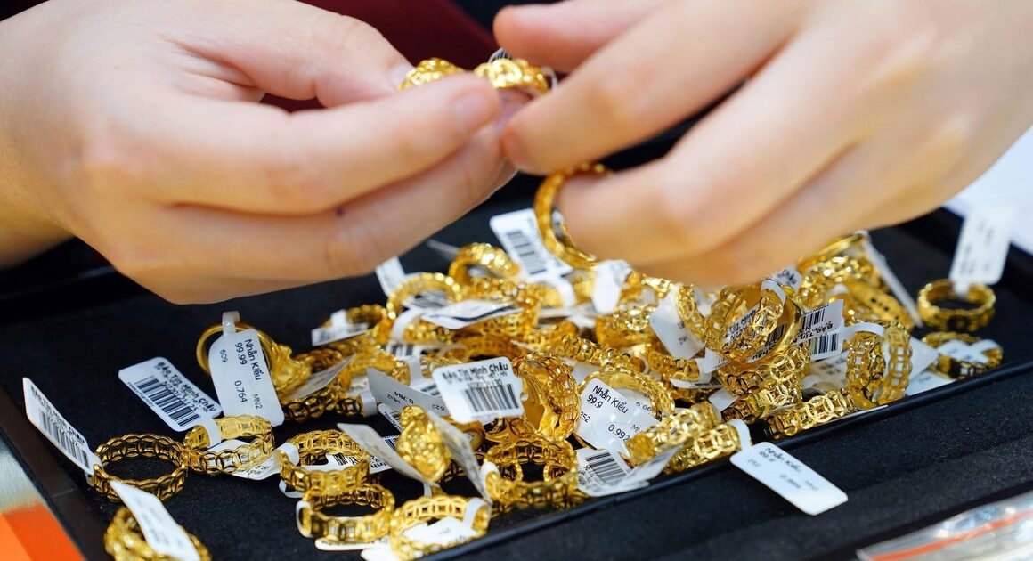 VẠCH MẶT NGUYÊN NHÂN GIÁ VÀNG ĐẠT ĐỈNH MỚI SAU MỘT TUẦN GHI NHẬN MỨC TĂNG KỶ LỤC