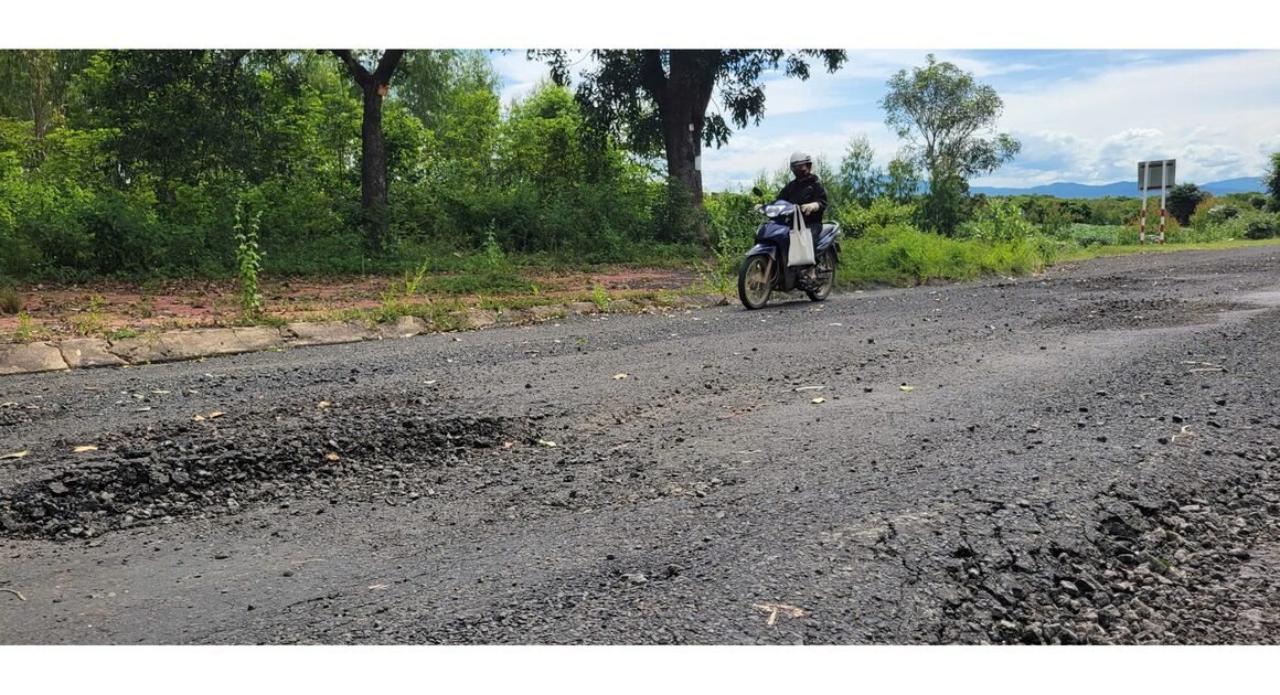 NGHI VẤN RẰNG CÔNG TRÌNH GẦNHOÀN THÀNH ĐÃ BỊ “RÚT RUỘT”, BỊNG CÁO HÀNG TỶ ĐỒNG BỊ SỬA CHỮA ĐỀN CẬN.