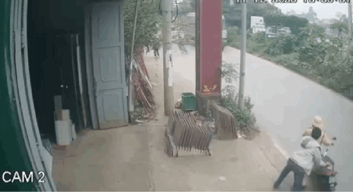 SỰ CỐ NGHẸT NGÀ TRƯỜNG: CẢNH SÁT GIAO THÔNG BỊ NGƯỜI VI PHẠM ĐẨY NGÃ TRƯỚC XE LỚN