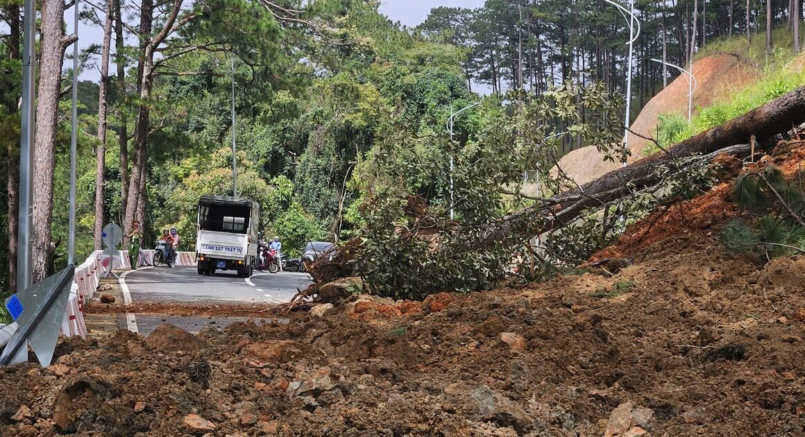 ĐÈO PRENN SỤP ĐỔ, GIAO THÔNG ĐÀ LẠT BỊ NGHỈN TRONG GIỜ CHỐT TRƯA 4.12!