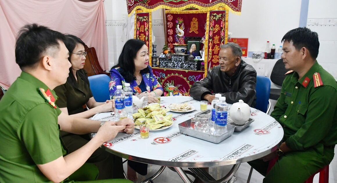 NHỮNG NGƯỜI CẢNH GIÁC GIỮA DÒNG NƯỚC LŨ, GÌA ĐẦU KHÔNG CHỐT!