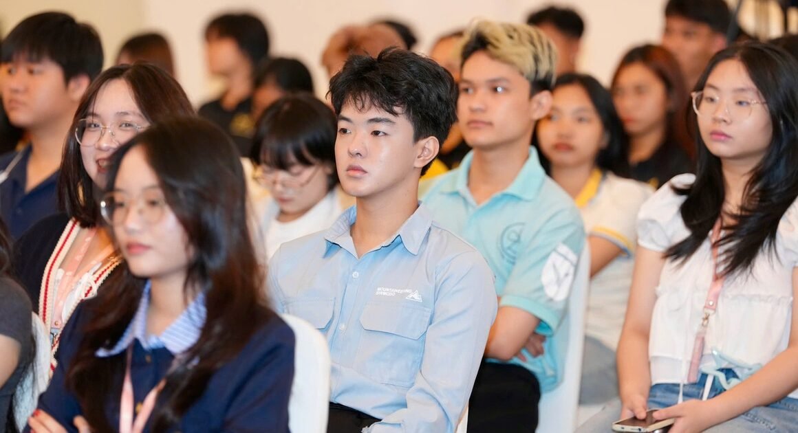 KHÁCH HÀNG VÀ DOANH NGHIỆP ĐANG ĐỔI MỚI RA SAO TRONG KỶ NGUYÊN AI?