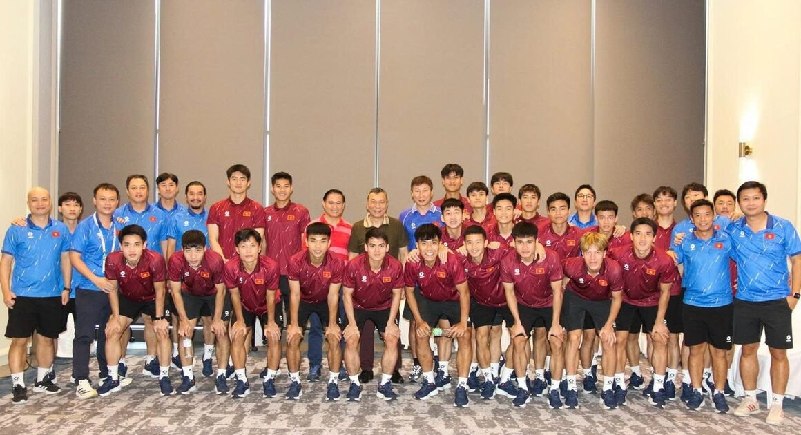 CHỦ TỊCH VFF TRẦN QUỐC TUẤN ĐÃ ĐẾN THĂM VÀ ĐỘNG VIÊN U.23 VIỆT NAM TRƯỚC MỨC THÁCH THỨC BÁN KẾT SEA GAMES 33!