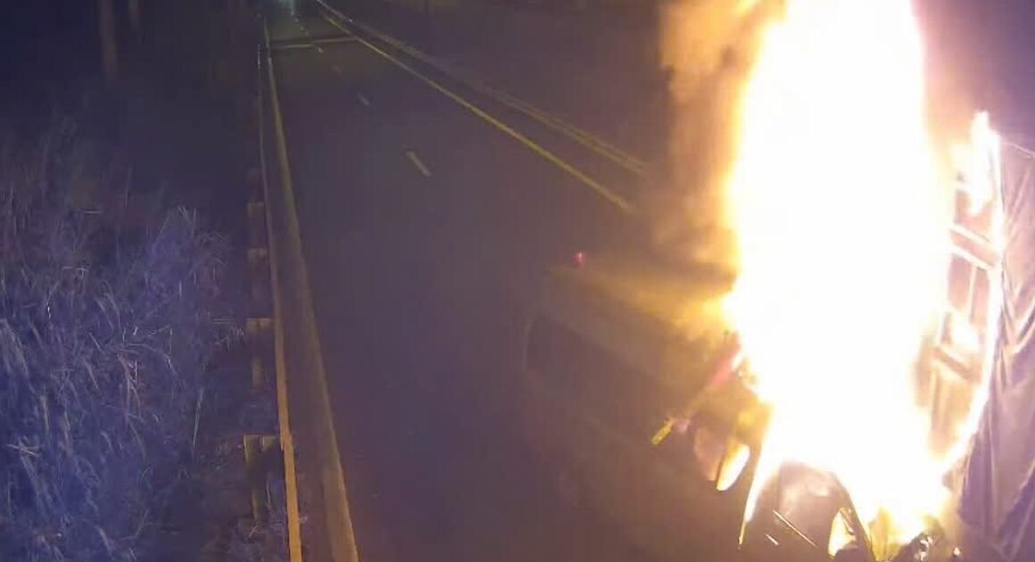 XE ĐẦU KÉO DỮ DỘI TRÊN DỐC, BẤT NGỜ XE CỨU THƯƠNG ĐẬM ĐỘNG ĐUÔI, GÂY RỐI LOẠN GIAO THÔNG!