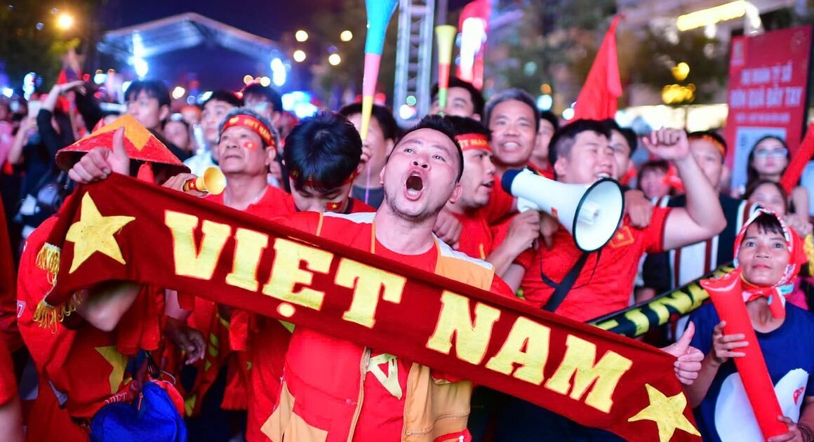 HÀNG NGÀN NGƯỜI TẠI TP.HCM ĐỔ RA KHÔNG KỊP KIỂM SOÁT SAU CHIẾN THẮNG NGUYÊN VỊCH CỦA U.22 VIỆT NAM TRƯỚC U.22 THÁI LAN TẠI SEA GAMES 33