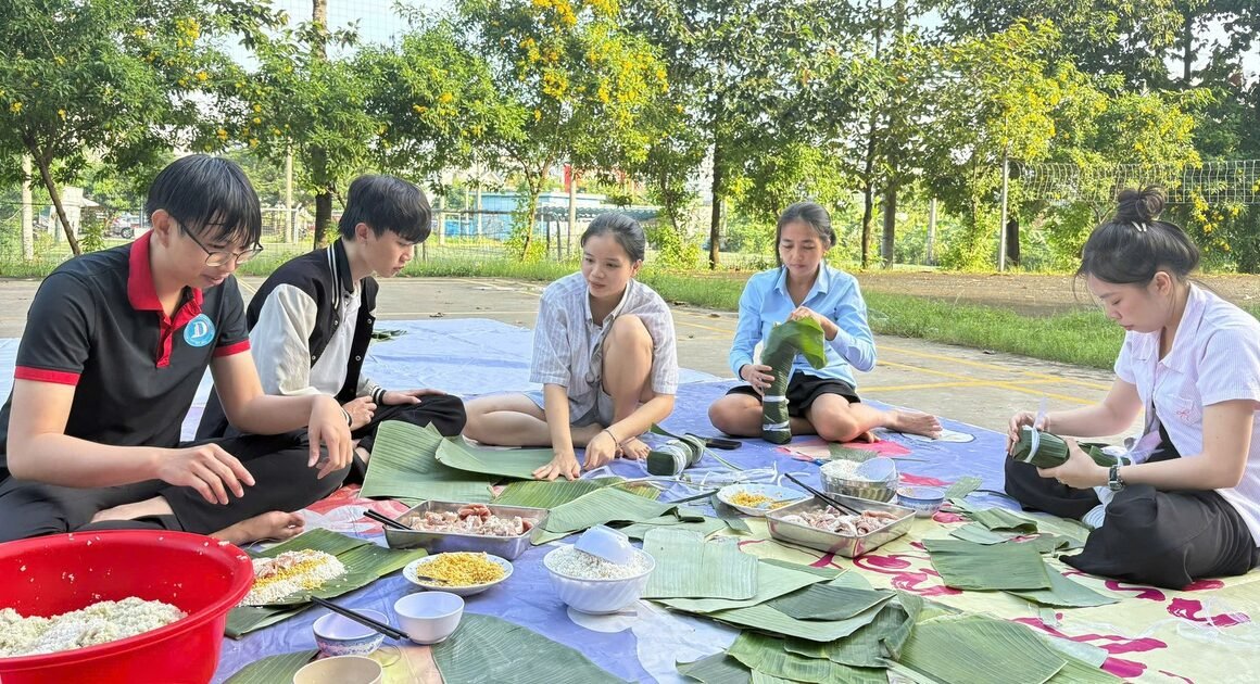 KHÔNG ĐỢI ĐẾN TẾT, SINH VIÊN CHUNG TAY HƯỞNG KHẮC KHÔNG KHÍ HỘI XUÂN SỐNG ĐỘNG Ở KÝ TÚC XÁ!