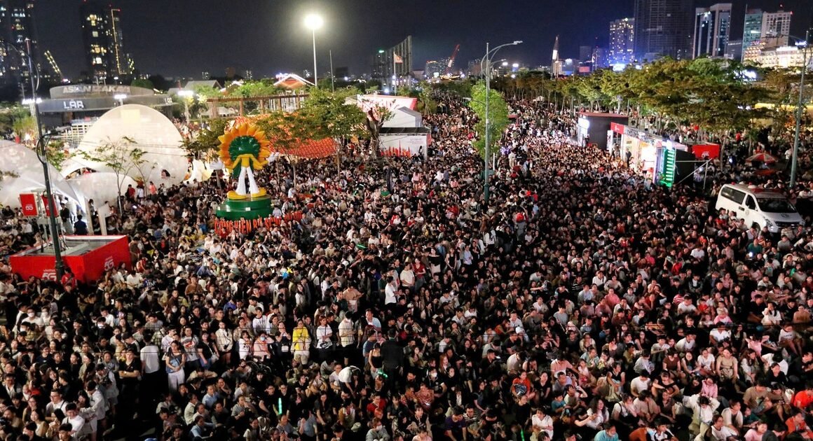 ĐÔNG NGHẸT NGƯỜI CHỜ ĐỢI PHÁO HOA ĐÊM GIAO THỪA 2026 – BẠN ĐÃ SẴN SÀNG CHO ĐÁM MẠC TRONG GIÂY KHÓ QUÊN NÀY CHƯA?