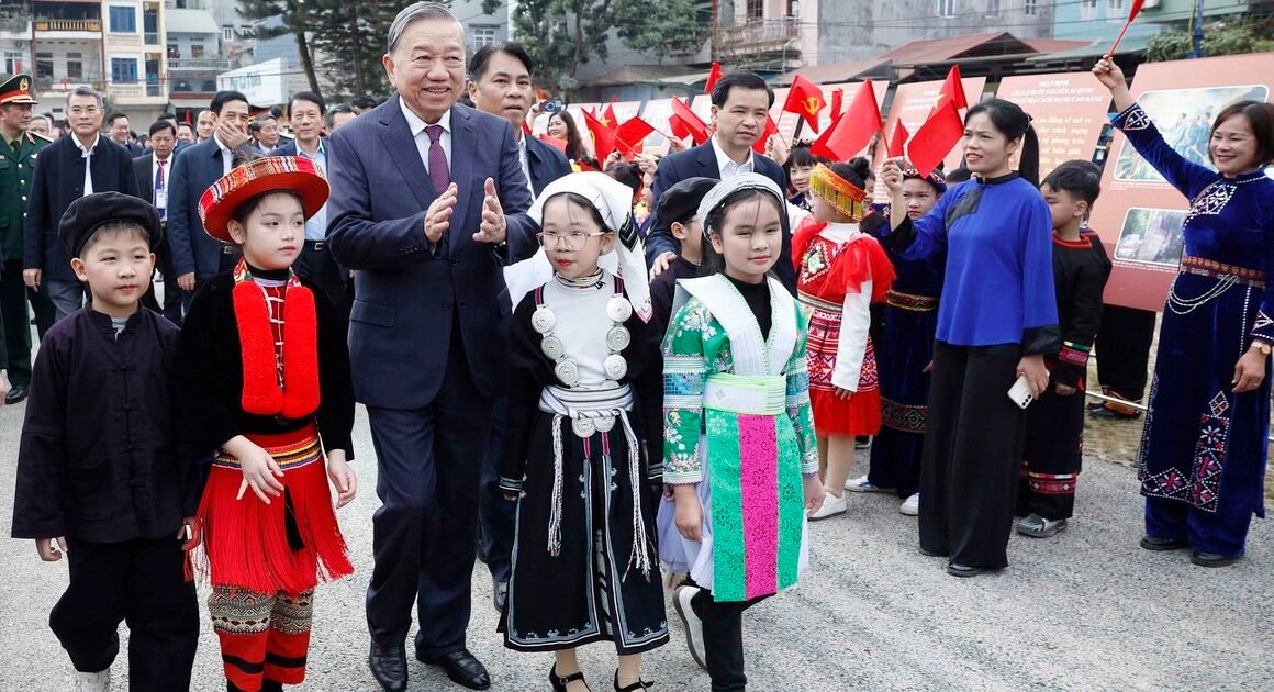 TỔNG BÍ THƯ TÔ LÂM GẶP GỠ ĐẠI ĐẢNG VÀ NHÂN DÂN CAO BẰNG, DÂNG HƯƠNG BÁO CÔNG CHIẾN CỦA CHỦ TỊCH HỒ CHÍ MINH