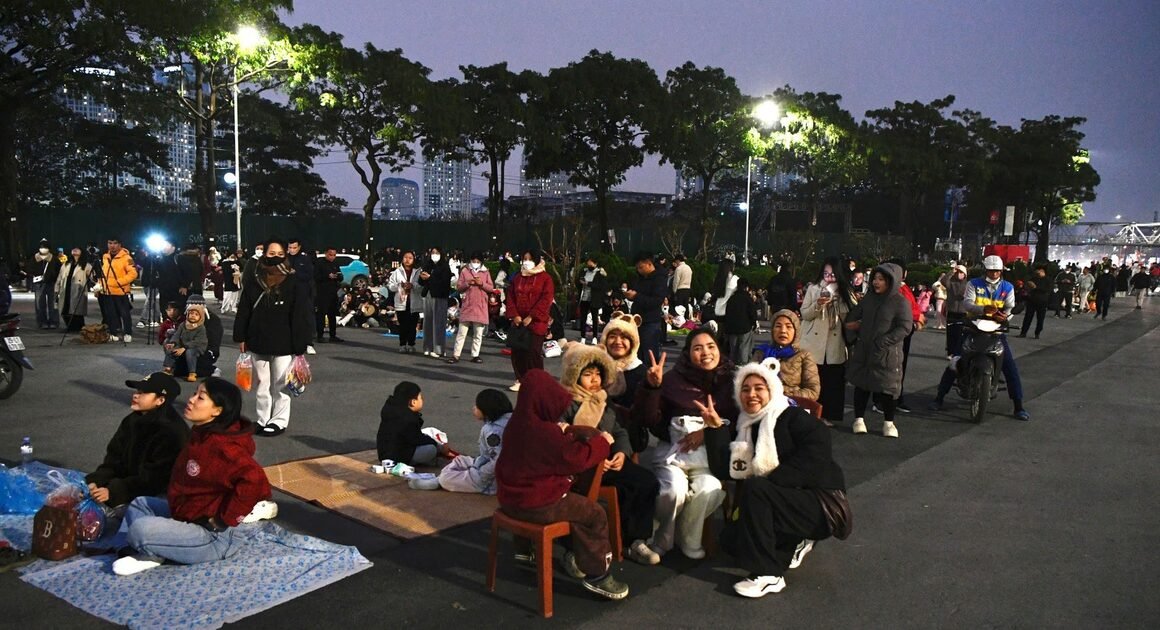 KHÁCH DU KHÁCH ĐẶC BIỆT CHUẨN BỊ ĐỐI MẶT VỚI CHƯƠNG TRÌNH PHÁO HOA NGOẠN MỤC TẠI SÂN VẬN ĐỘNG QUỐC GIA MỸ ĐÌNH!