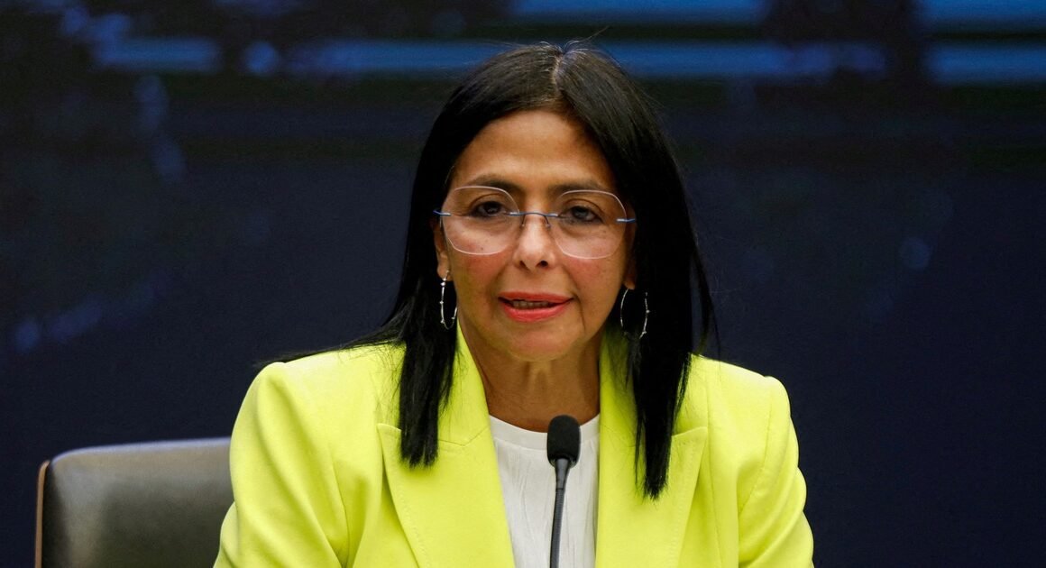 TÒA ÁN TỐI CAO VENEZUELA RA LỆNH CHO PHÓ TỔNG THỐNG LẬP TỨC TRỞ THÀNH TỔNG THỐNG TẠM THỜI SAU KHI MADURO BỊ BẮT ĐI MỸ!