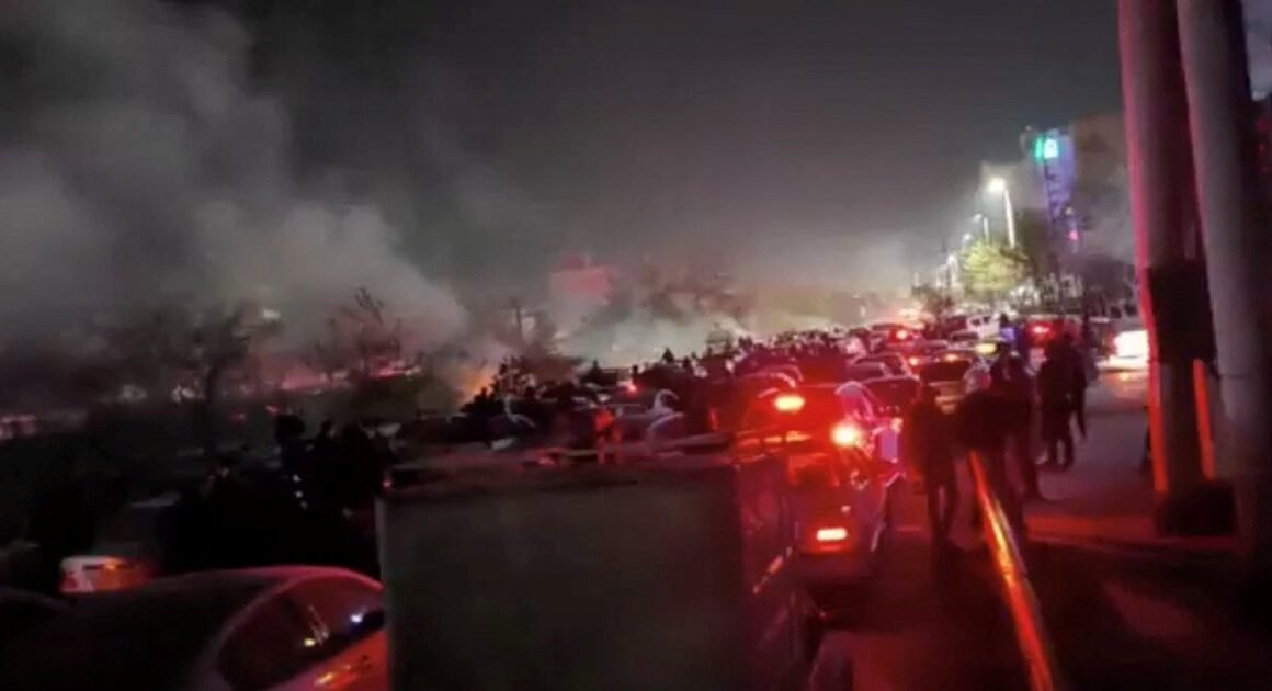 MỸ ĐANG CÂN NHẮC TẤN CÔNG IRAN, AI SẼ LÀNG CHÂN TRỜI, AI SẼ BỊ BÓP CHÌM?