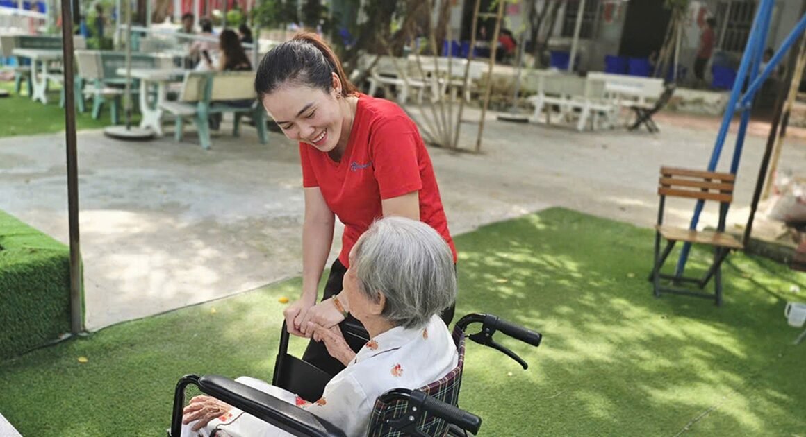 THỊNH HƯỚNG GIA ĐÌNH, CHUYẾN ĐI TÂM LINH GIẬT MÌNH VỚI CUỘC SỐNG KHÁC Ở VIỆN DƯỠNG LÃO.