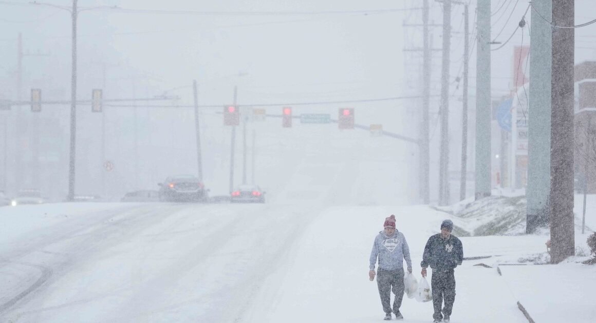 BÃO MÙA ĐÔNG LÀM MẤT ĐIỆN HÀNG LOẠT VÀ HUYỀN DIỆN Ở NƯỚC MỸ!