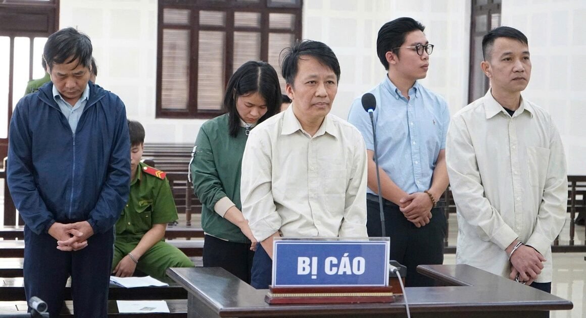 BOI THƯỜNG, 6 BỊ CÁO NGHIỂN HẤP VỤ SỬ DỤNG GIẢ MẠO HỒ SƠ, NÂNG KHỐNG VỐN VÀ THAO TÚNG ĐẤU GIÁ MỎ CÁT HÀN QUÁI TAY TẠI QUẢNG NAM.