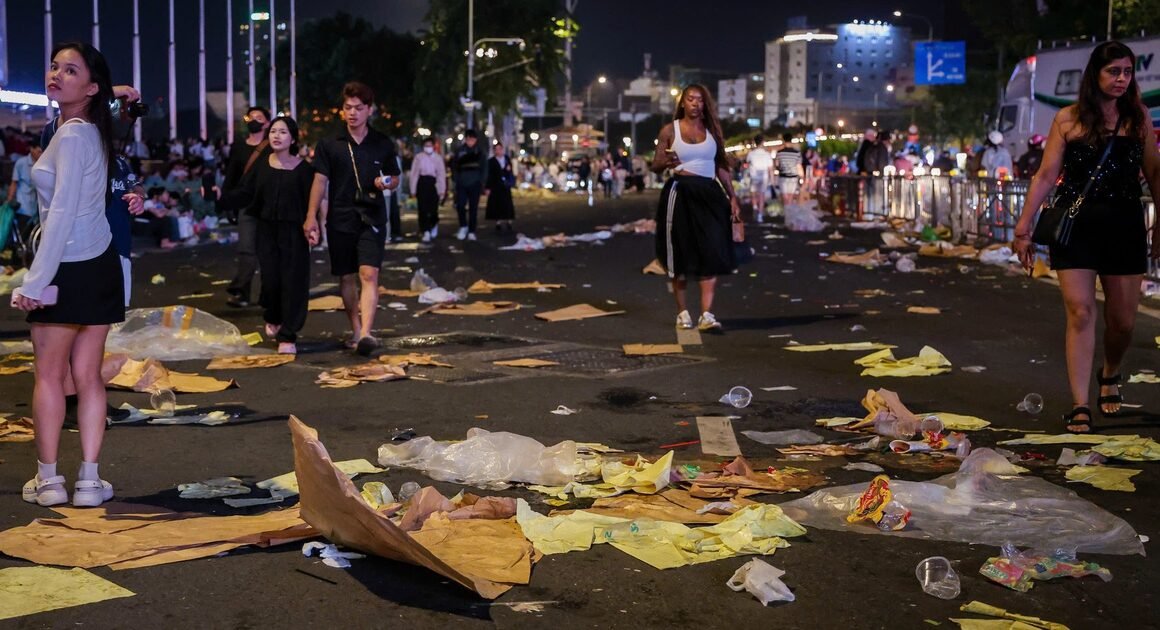 SAU PHÁO HOA RỘN RÀNG, TP.HCM TRỞ LẠI XANH SẠCH NHƯ THƯỜNG NHỜ CÔNG NHÂN VỆ SINH CHONG ĐÊM