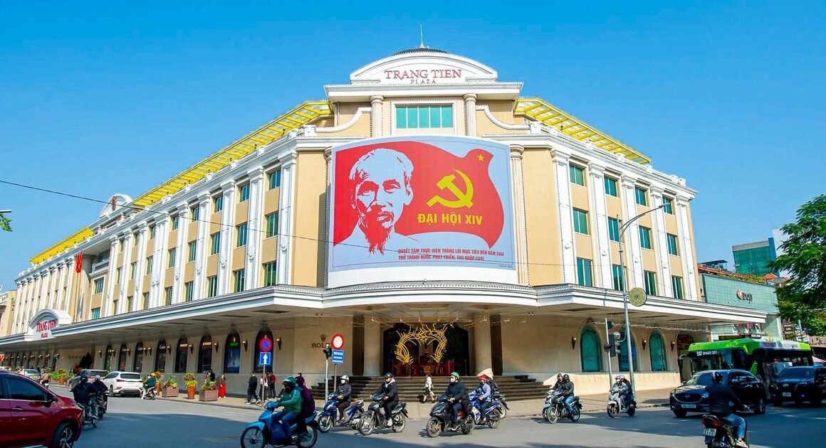 KHÁM PHÁ KHÔNG KHÍ ĐÓN CHÀO ĐẠI HỘI XIV CỦA ĐẢNG TRÊN KHẮP CÁC TUYẾN PHỐ VÀ CƠ QUAN HÀ NỘI