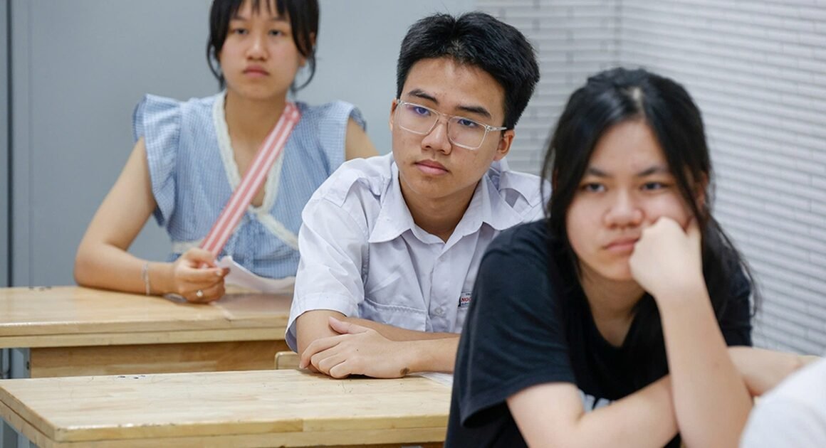 CƠN BÃO THI MÔN NĂM HỌC LẠI ĐẬP VỠ NẾT CỬA CÁC PHỤ HUYNH VÀ HỌC SINH!