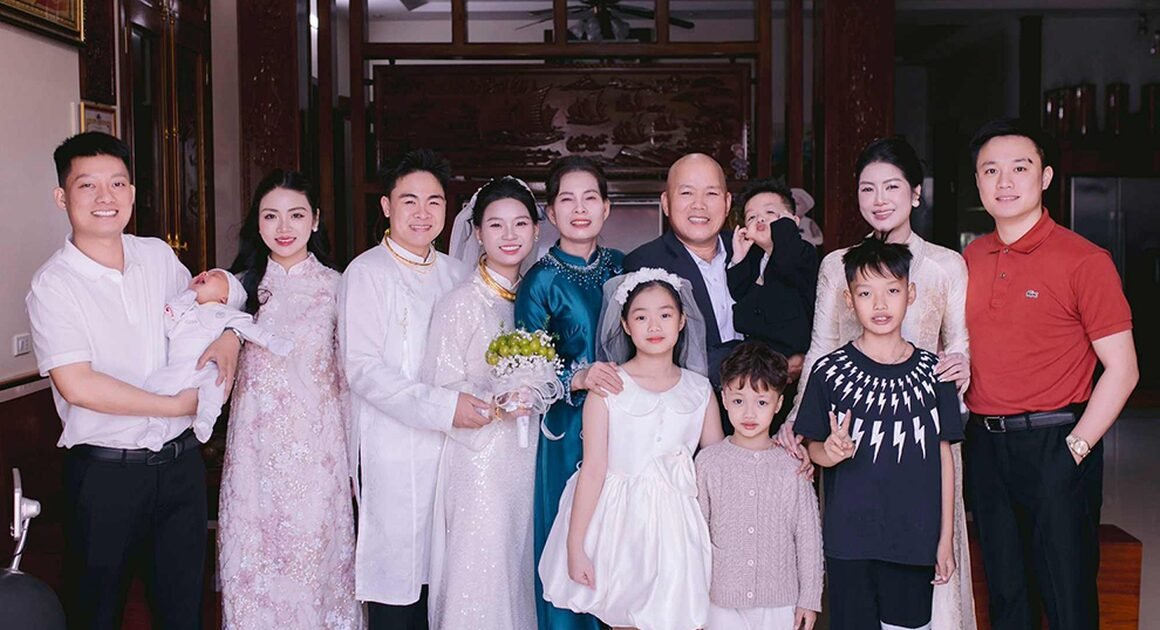 BA GIA ĐÌNH KẾT HUÔN CÙNG TUỔI, CHỊU SỰ CHÚ Ý KHIẾN CỘNG ĐỒNG MẠNG KHÓ RỜI MẮT!