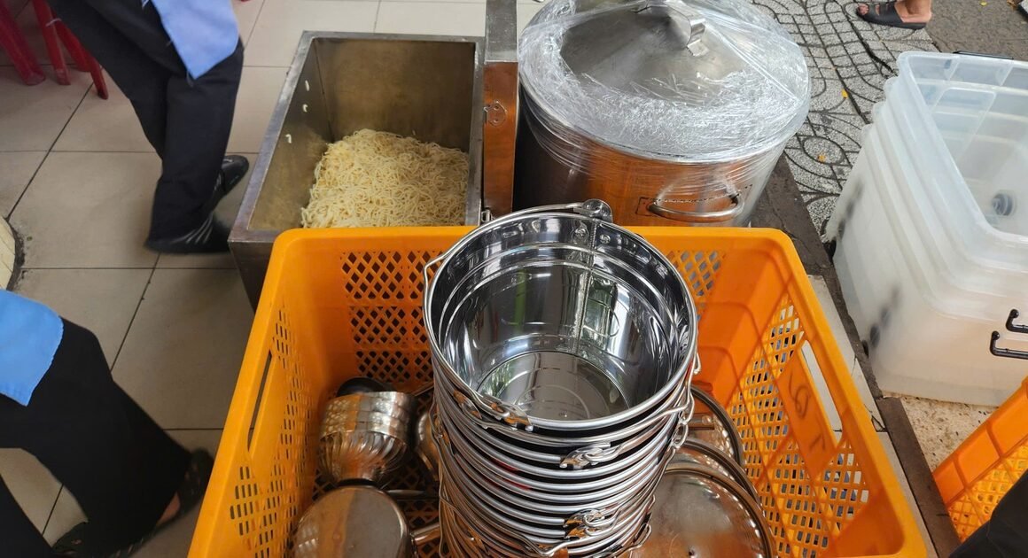 HÀNG NGÀN HỌC SINH TP.HCM BỊ TẠM DỪNG ĂN BÁN TRÚ VÌ LO NGẠI AN TOÀN THỰC PHẨM!