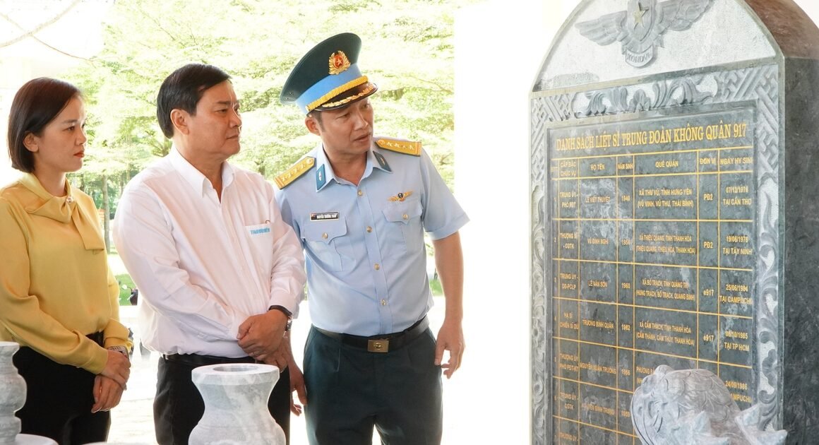 KHẨN CHƯƠNG: BIA TƯỞNG NIỆM 18 LIỆT SĨ TRUNG ĐOÀN KHÔNG QUÂN 917 BỊ DÁN GÁN ĐẦY ẨN Ý ĐẶC BIỆT!