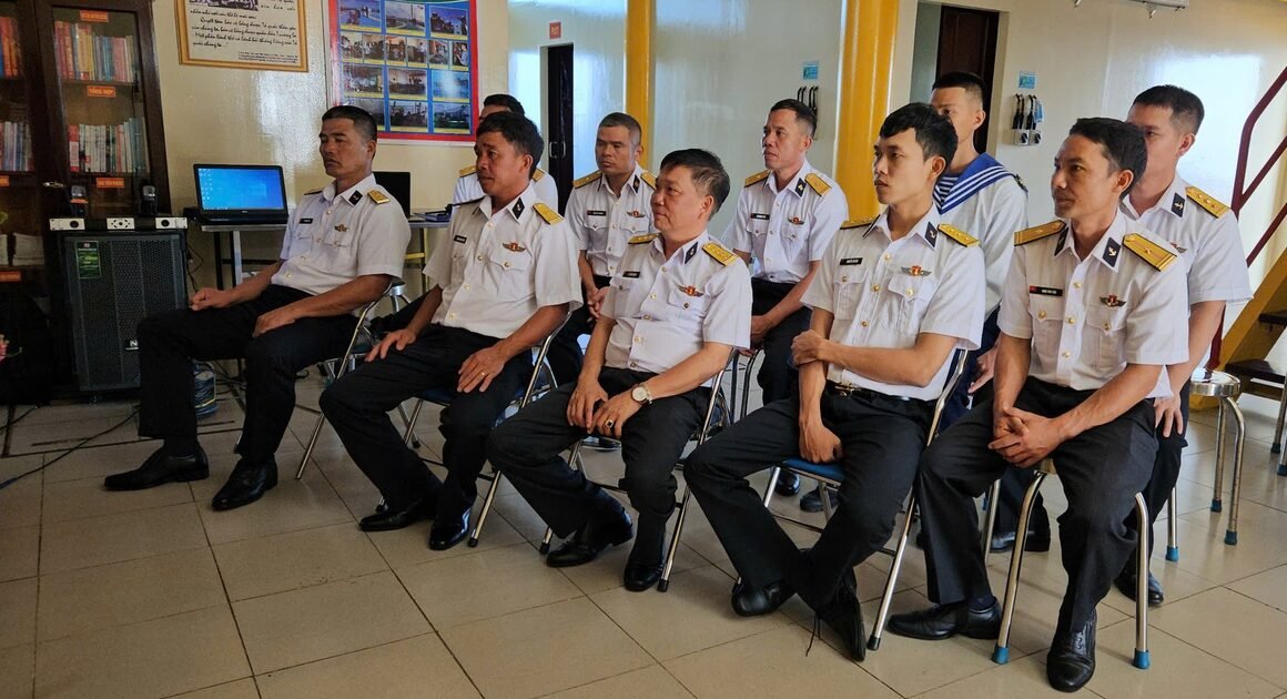 KHÁM PHÁ CẢNH BÁO SỚM ĐẦU NĂM: CÁN BỘ VÀ CHIẾN SĨ TẠI NHÀ GIÀN DK1/21 THEO DÕI ĐẠI HỘI ĐẢNG LỊCH SỬ!