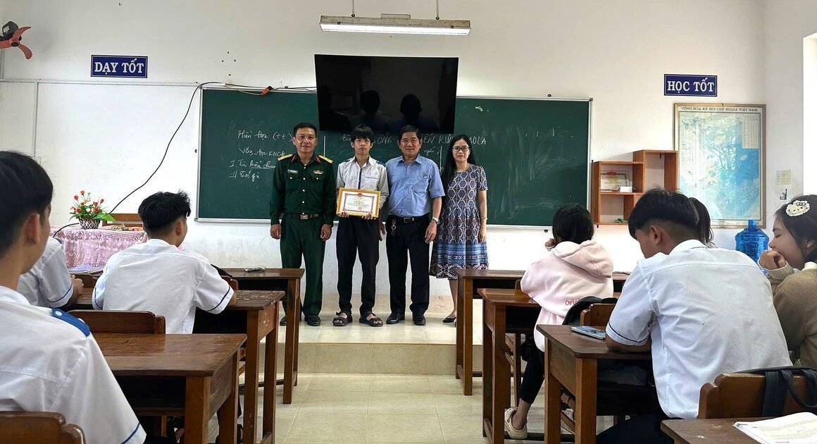 BINH CHỌN CỦA DÂN LẬP CHỐNG VỤ RƠI AIRBUS: HỌC SINH 11 TUỔI CỨU NGƯỜI, NHẬN ĐÁNH GIÁ CAO!