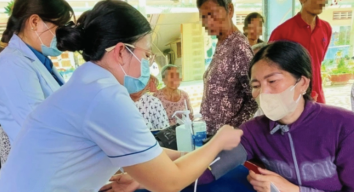 KHÁM CHỮA BẠC, NHÂN VIÊN Y TẾ ĐƯỢC XẾP LƯƠNG TỪ BẬC 2 VÀ HỘ CẬN NGHÈO, NGƯỜI TRÊN 75 TUỔI SẼ ĐƯỢC HƯỞNG 100% CHI PHÍ KHÁM CHỮA!