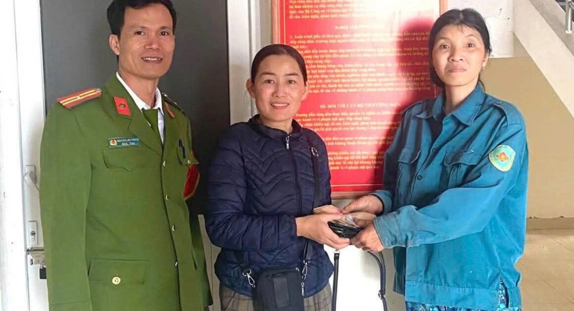 PHỤ NỮ NHẶT VE CHAI Ở QUẢNG TRỊ TÌM THẤY TÚI XÁCH GIÁ TRỊ, DẤU ẤN ĐIỀU TRA ĐANG BẬT CHIẾU!