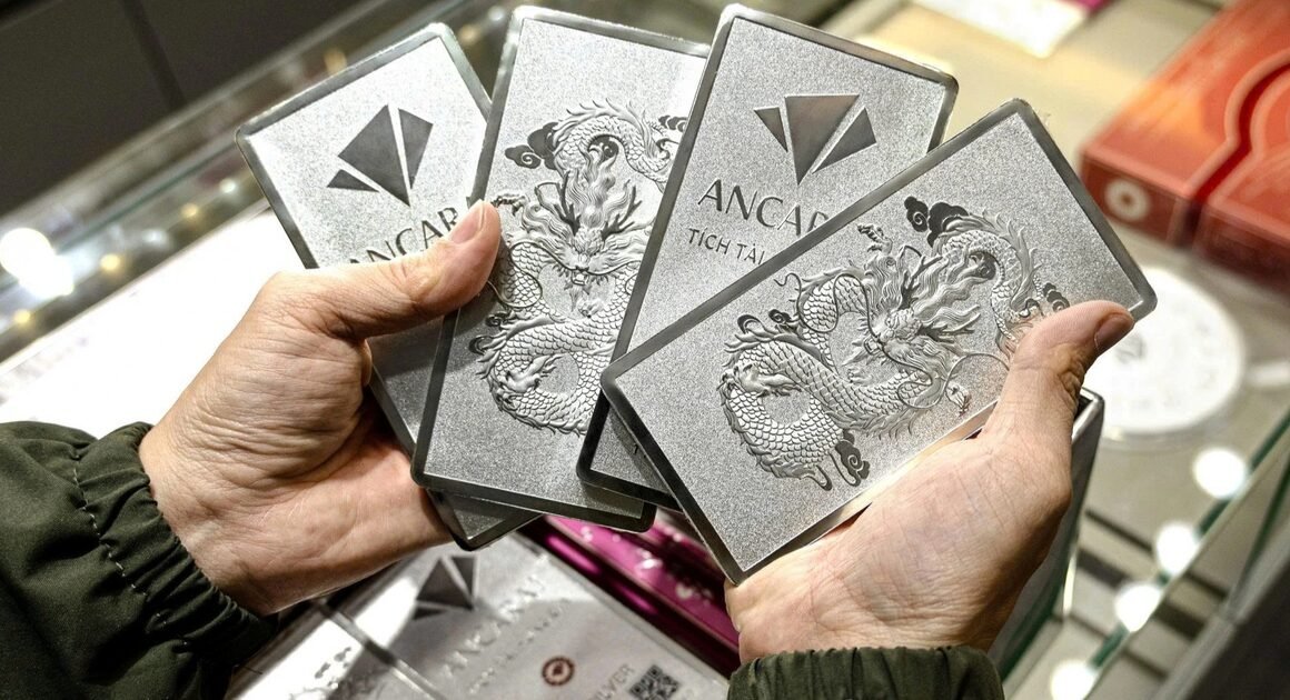 MUA BÁN BẠC ‘CHỢ ĐEN’: CẢNH BÁO NGUY CƠ MẤT TIỀN VÀ RỦI RO KHÔNGBIẾT ĐẾN ĐÂU!