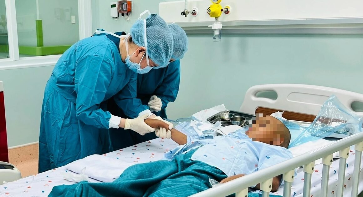lần đầu tại Việt Nam, bệnh nhi người h’mông 8 tuổi được ghép tế bào gốc từ chính người anh trai hiến tặng
