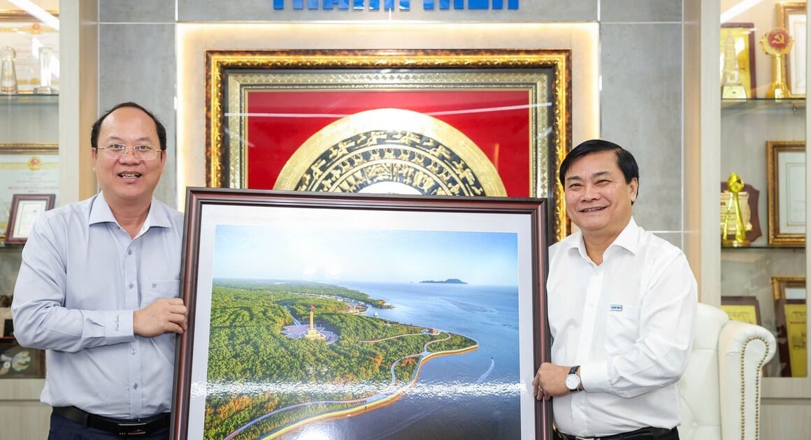 KHÁM PHÁ CHƯƠNG TRÌNH TRAO TẶNG BẰNG KHEN ĐẶC BIỆT CỦA TỈNH CÀ MAU CHO BÁO THANH NIÊN