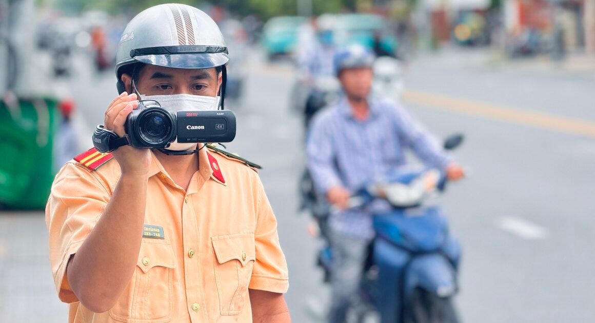 KHÁM PHÁ DANH SÁCH Ô TÔ BỊ PHẠT NGUỘI DƯỚI CHỦ ĐỀ CHỐT: ĐỖ TRÊN VỈA HÈ, TRONG HẺM – KIỂM TRA NGAY!