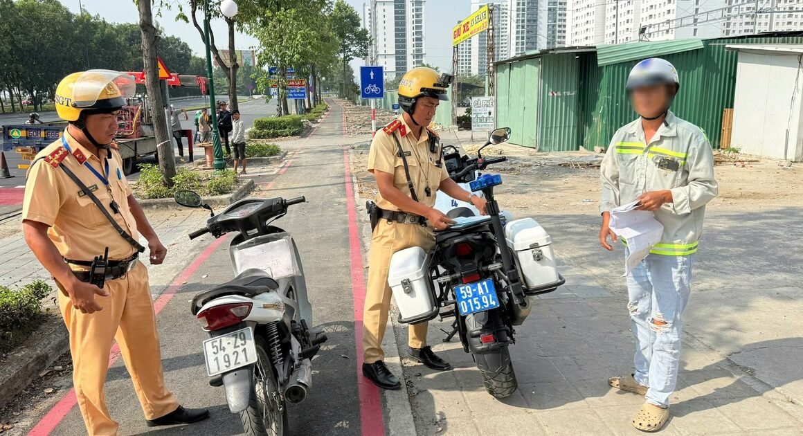 KHÁCH HÀNG ĐỌC ĐỀU BẬT MẮT VỚI TẠI SAO HÀNG LOẠT XE MÁY VƯỢT QUA LÀN ĐƯỜNG RIÊNG CHO XE ĐẠP TRÊN MAI CHÍ THỌ?