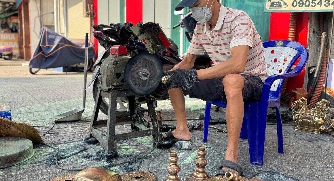 TỪ PHỤ VIỆC ĐẾN ĐỆ TỬ RUỘT CỦA NGƯỜI THỢ ĐÁNH BÓNG LƯ ĐỒNG NỨC TIẾNG SÀI GÒN, CHUYỆN ĐƯỜNG NGHIỆP ĐÁNG KHÁM PHÁ