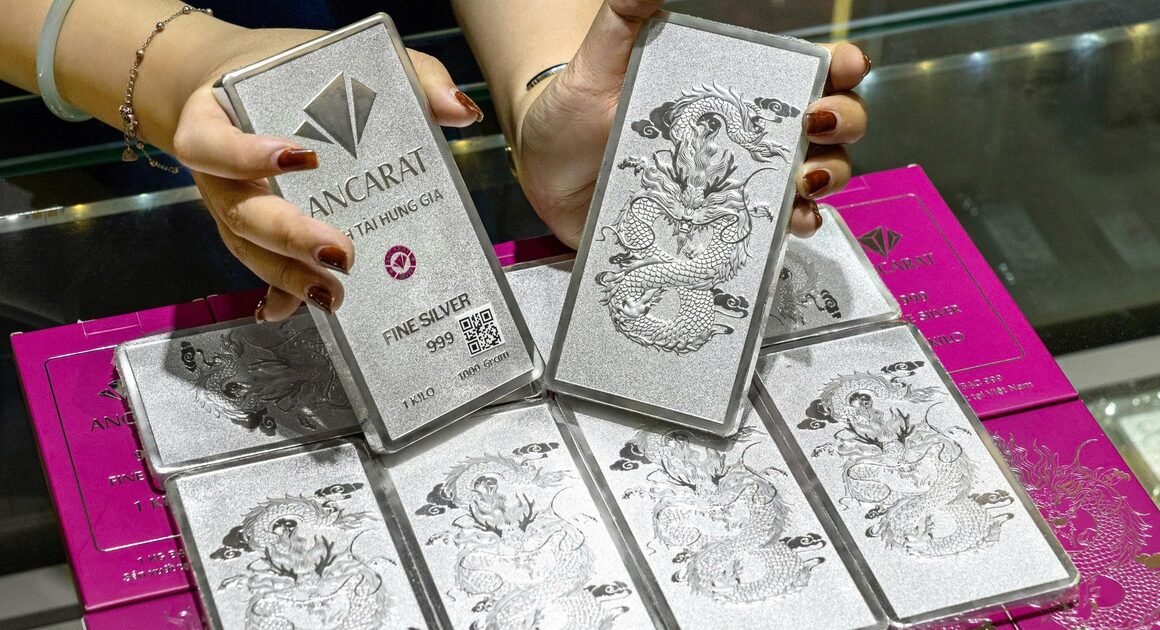 GIÁ BẠC LẠI TIẾP TỤC TĂNG KỶ LỤC, CHUYÊN GIA DỰ ĐOÁN SỐC: ĐẾN VAY 130 TRIỆU ĐỒNG/KG KHÔNG CÒN XA!