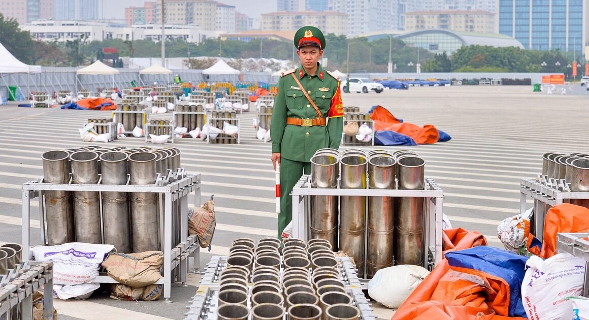 LỰC LƯỢNG CHỨC NĂNG ĐÃ HOÀN THÀNH LẮP ĐẶT TRẬN ĐỊA PHÁO HOA SÂN VẬN ĐỘNG MỸ ĐÌNH, SẴN SÀNG CHO CHƯƠNG TRÌNH BẮN PHÁO HOA CHÀO MỪNG ĐẠI HỘI XIV!