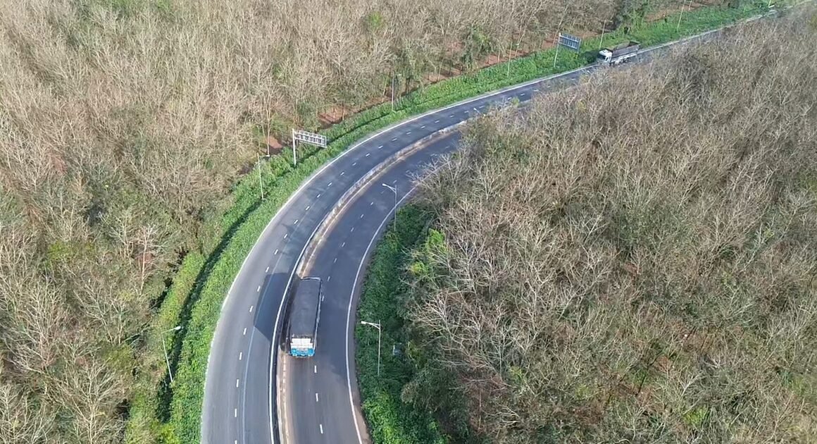 KHÔNG NGỜ CAO TỐC TRONG RỪNG CAO SU TRỤI LÁ, TẠO NÊN KHUNG CẢNH TUYỆT ĐẸP TĨNH LẠNG VÀ HUYỀN ẢO