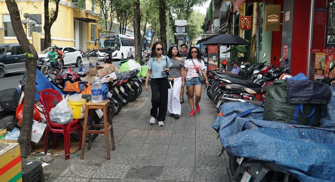 KHÁI QUÁT VỀ CUỘC CHIẾN DỌN VỈA HÈ ĐANG DIỄN RA Ở TP.HCM!