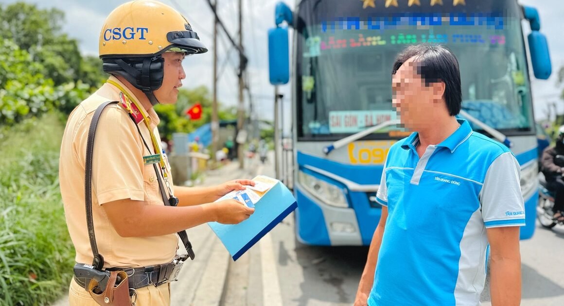 KHÁCH, HÀNG, VẬN CHUYỂN GIAO THÔNG GẠCH CÁI GÌ KHI CSGT TP.HCM LẬP GẦN 2.100 BIÊN BẢN TRONG 10 NGÀY?