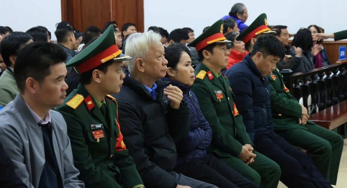 2 CỰU THIẾU TƯỚNG QUÂN ĐỘI BỊ LIÊN QUAN ĐẾN SAI PHẠM ĐẤT QUỐC PHÒNG VÀ CÁP NHẬN TẬP ĐOÀN PHÚC SƠN GÂY XÔ ĐỔI CHÍNH TRỊ