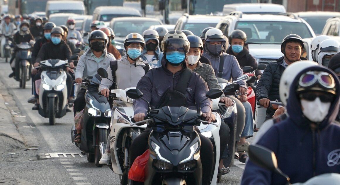 DÒNG NGƯỢC CHIỀU TỪ MIỀN TÂY VỀ TP.HCM REN RỨC SAU KỲ NGHỈ TẾT, CHỜ ĐỢI GÌ TRONG LÒNG NHUỘM NỔI?