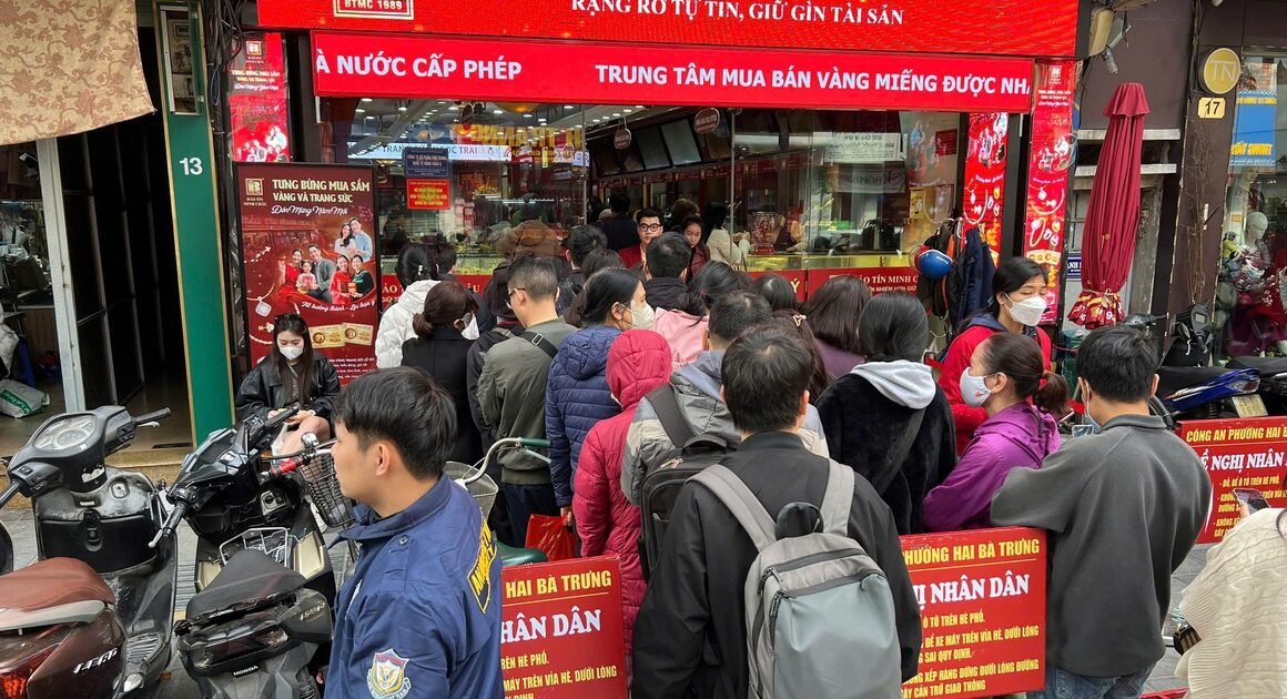 GIÁ VÀNG, BẠC TĂNG CHẤM CHẤM, NGƯỜI DÂN ĐỔ XÔ ĐI MUA KHÔNG NGỪNG TĂNG CỨU!