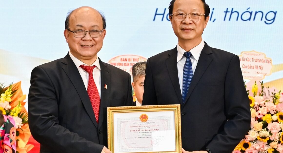 BỘ GIÁO DỤC VÀ ĐÀO TẠO ĐÃ CÓ HƯỚNG DẪN MỚI, NHƯNG GIÁM ĐỐC ĐẠI HỌC, HIỆU TRƯỞNG VẪN TIẾP TỤC CÔNG VIỆC CHỜ ĐÓN ĐIỀU CHỈNH!