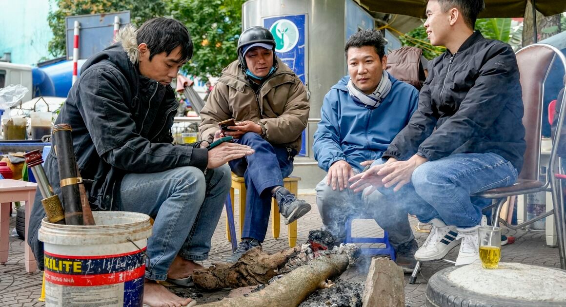 KHIẾN HÀ NỘI NGẬP TRÀN KHÍ LẠNH, NHIỆT ĐỘ GIẢM XUỐNG 10 ĐỘ C, DÂN DUYÊN CẦU ẤM ÁO ĐẬM ĐẶT VÀ ĐỐT LỬA SƯỞI ẤM